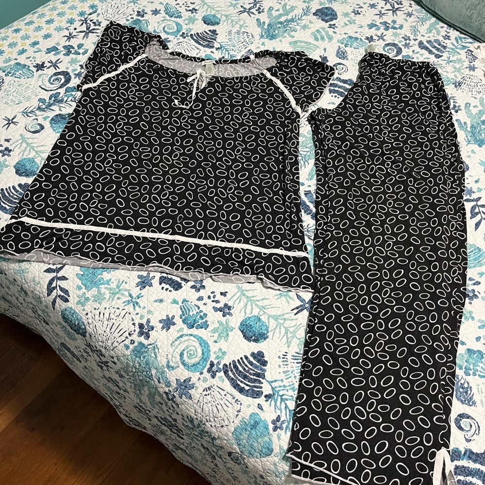 Vera Wang Black and White Oval Print Pajamas